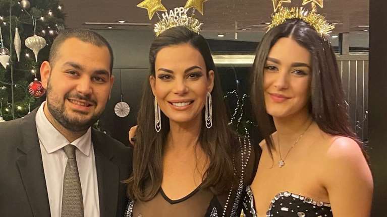 Μάιρα Κούγια: Καλλίγραμμη με σούπερ μίνι φόρεμα με πετράδια και διαφάνειες μαζί με τον αδελφό της και τη μητέρα της