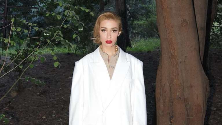 Κομψή νονά η Ελένη Φουρέιρα: Το τιρκουάζ φόρεμα με τους παρτούς ώμους που συνδύασε με διάφανα mules.