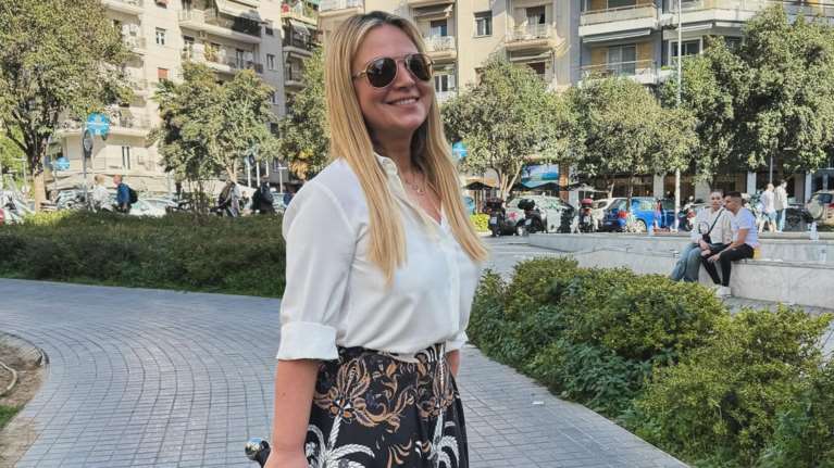 Νάνσυ Ζαμπέτογλου: Ο ανοιξιάτικος τρόπος που συνδύασε ένα γκρι denim παντελόνι είναι ιδανικός για αυτή την εποχή