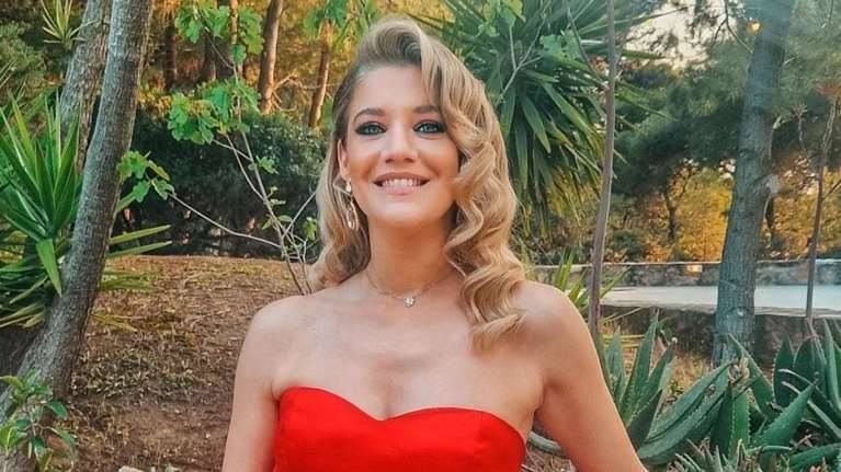 Η Τζένη Θεωνά έγινε νονά με οσκαρική εμφάνιση - Κούκλα, με κατακόκκινο strapless φόρεμα [εικόνες]