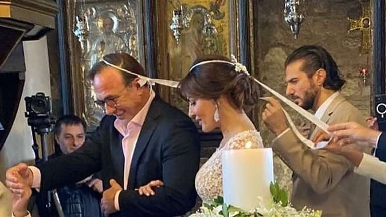 Γάμος Ματσούκα - Κόκκαλη: Ο στολισμός της εκκλησίας με ορχιδέες, το κοφτό τραπεζομάντηλο και ο διαφορετικός γαμπρός