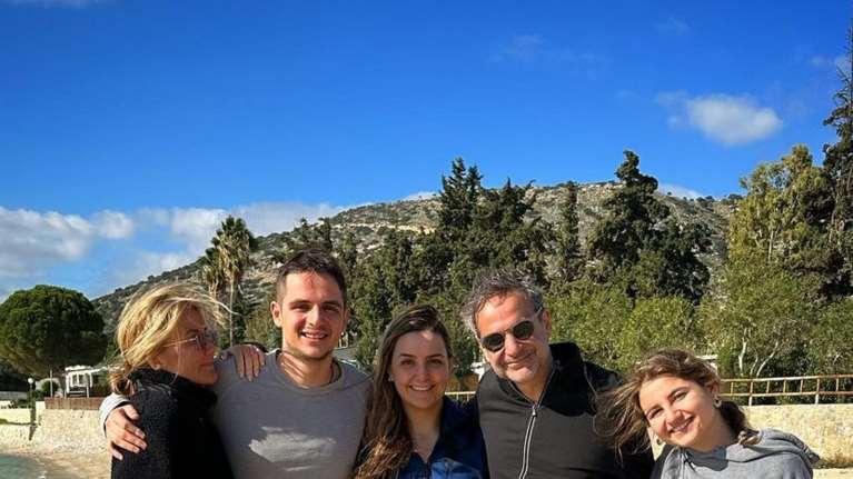 Ξυπόλητη στην παραλία η οικογένεια Μητσοτάκη - Η φωτό και η ατάκα για το... βουνό και τη θάλασσα