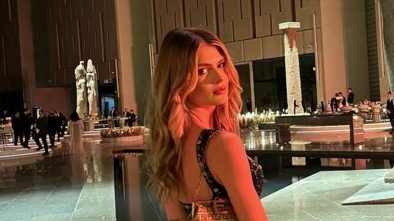 Αμαλία Κωστοπούλου: Η πιο κομψή καλεσμένη σε χλιδάτο γάμο στο Κάιρο με φόντο τις Πυραμίδες - Η glam εμφάνισή της