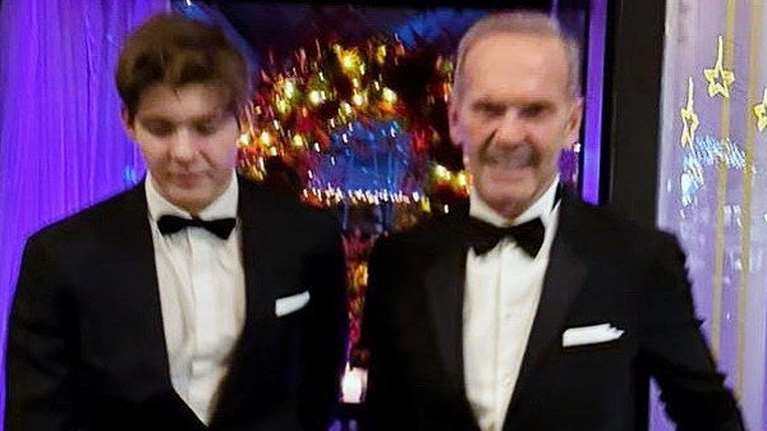 Με το ίδιο σμόκιν στο ρεβεγιόν ο Πέτρος και ο Μάξιμος Κωστόπουλος: Μπαμπάς και γιος με black tie εμφανίσεις