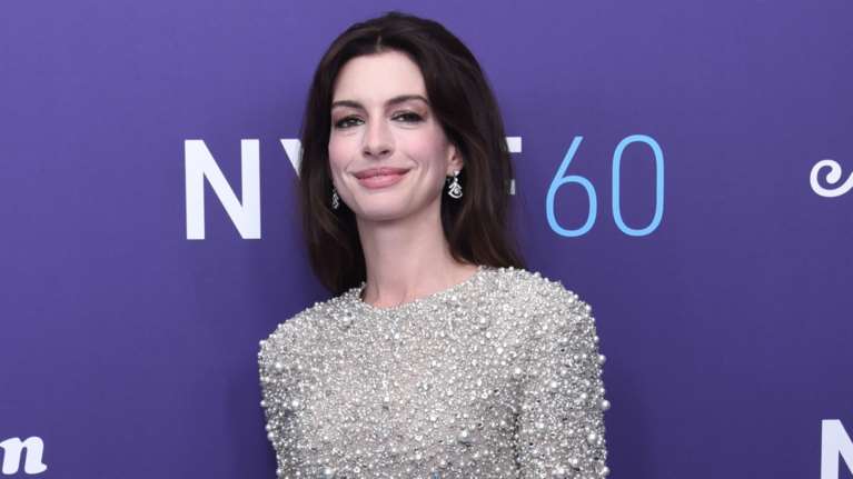 Αν Χάθαγουεϊ﻿: Ποζάρει ως το απόλυτο Versace Icon με κορσέ και μικρό μαύρο φόρεμα