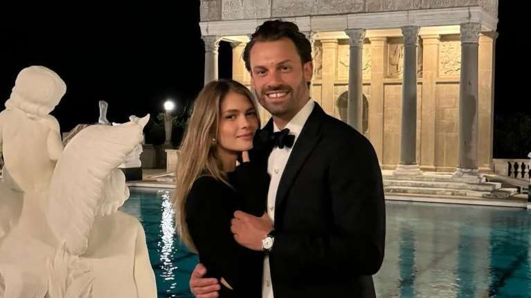 Αμαλία Κωστοπούλου: Καλεσμένη σε black tie event σε πολυτελή έπαυλη στο Τέξας - Ο κομψός επιχειρηματίας σύντροφός της