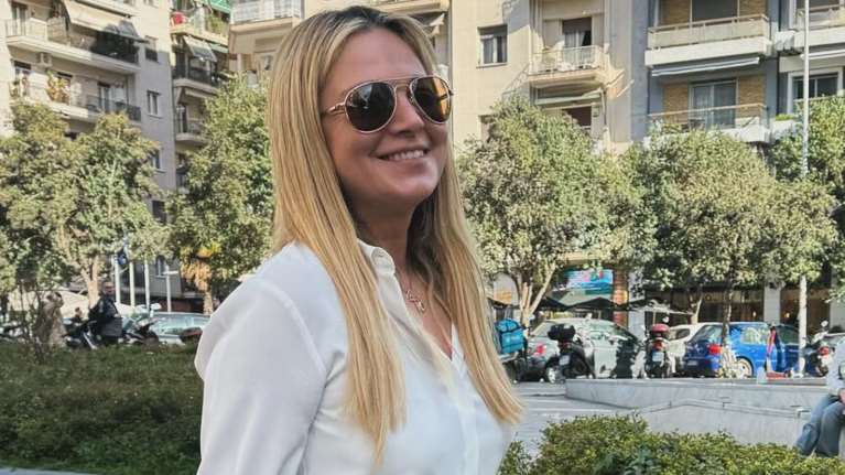 Νάνσυ Ζαμπέτογλου: Στη Θεσσαλονίκη με μακριά ψηλόμεση φούστα και δερμάτινο φάκελο Jacquemus αξίας 850 ευρώ