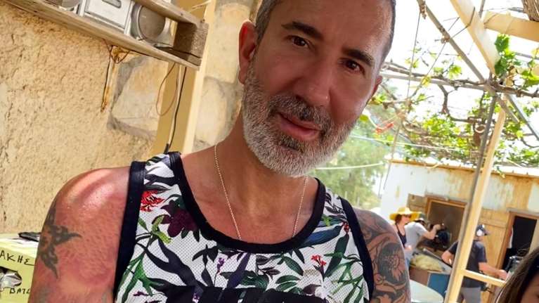 Η μεγάλη απόφαση του γνωστού μακιγιέρ Μάνου Βυνιχάκη να ζήσει μόνιμα σε τροχόσπιτο στη Γαύδο