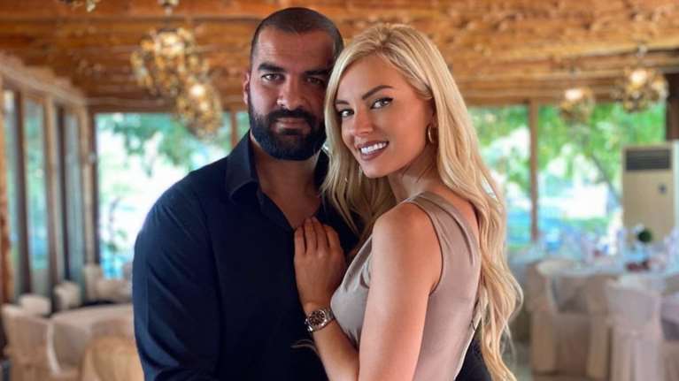 Τζούλια Νόβα: Ποζάρει με μπικίνι και φουσκωμένη κοιλίτσα ανακοινώνοντας την εγκυμοσύνη της