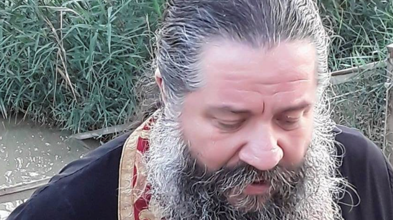 Αμετανόητος ο ιερέας στο Κουκάκι: Δεν απαγορεύεται η θεία κοινωνία