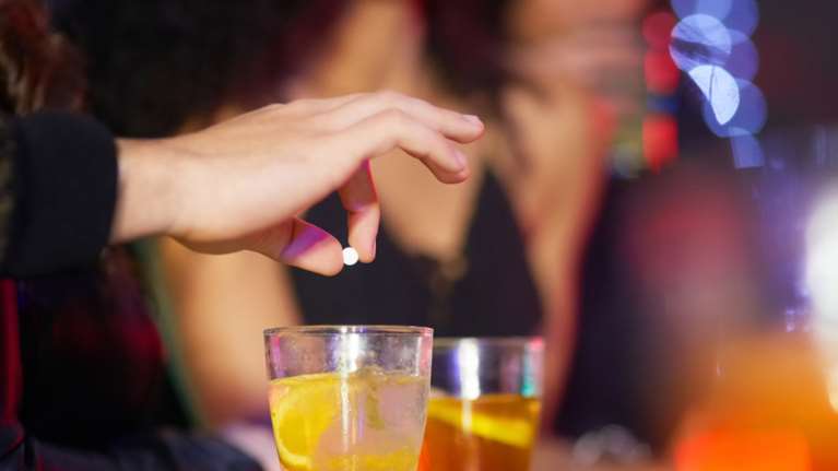 Τα χάπια βιασμού πωλούνται στο διαδίκτυο - Τι αποκαλύπτει ο πρόεδρος της Ιατροδικαστικής Εταιρείας