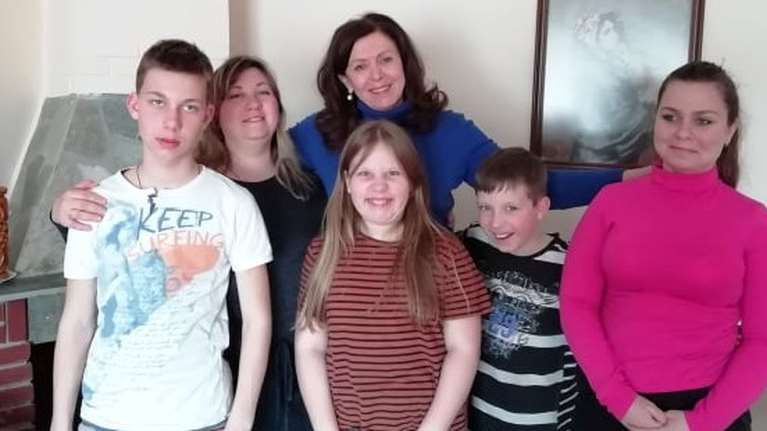 Συγκίνηση στην Πέλλα: Οικογένεια ξεριζωμένων μουσικών από την Ουκρανία ήρθε με τέσσερα όργανα - Έψαλλαν στο νεκροταφείο