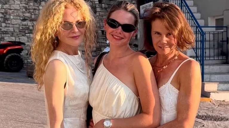 Η Νικόλ Κίντμαν κάνει διακοπές στους Παξούς και απολαμβάνει τα ελληνικά φαγητά και το ηλιοβασίλεμα [εικόνες]