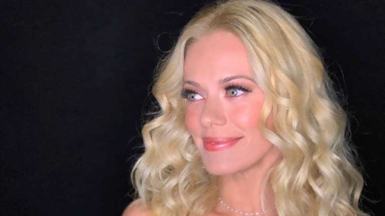 Η Ζέτα Μακρυπούλια μπήκε... στον άργιλο - Οι φωτογραφίες της από την παραλία