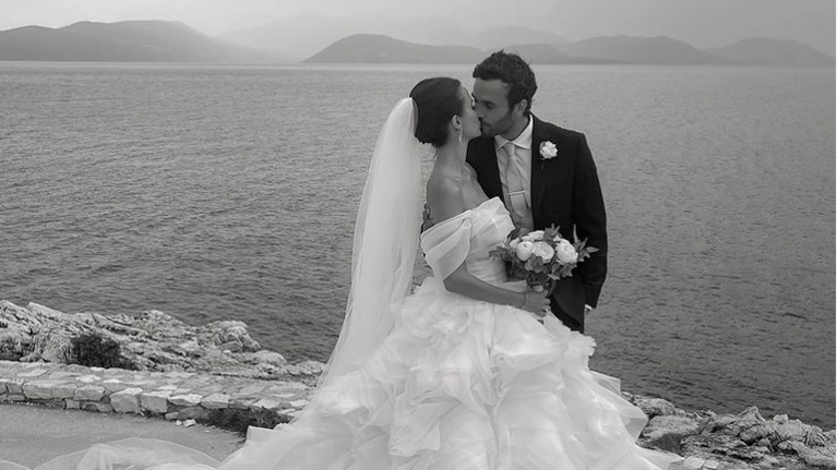 Αγγλικός γάμος στο κοσμοπολίτικο Φισκάρδο: Η βρετανίδα δημοσιογράφος που ξετρελάθηκε από την Κεφαλονιά