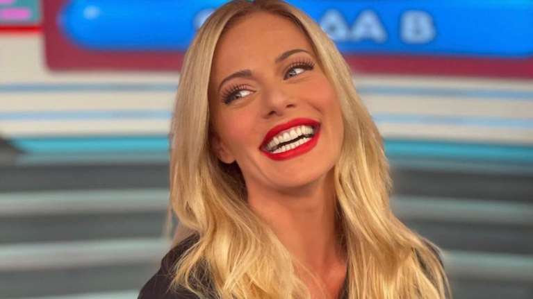 Ζέτα Μακρυπούλια: Φόρεσε το πιο &quot;δύσκολο&quot; πανωφόρι με τον πιο σοφιστικέ τρόπο [εικόνες]