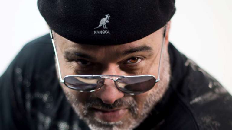 Κώστας Κωστόπουλος: Παναγοπούλου, Ινδαρές και επώνυμοι στο πλευρό του σκηνοθέτη μετά την καταγγελία για βιασμό