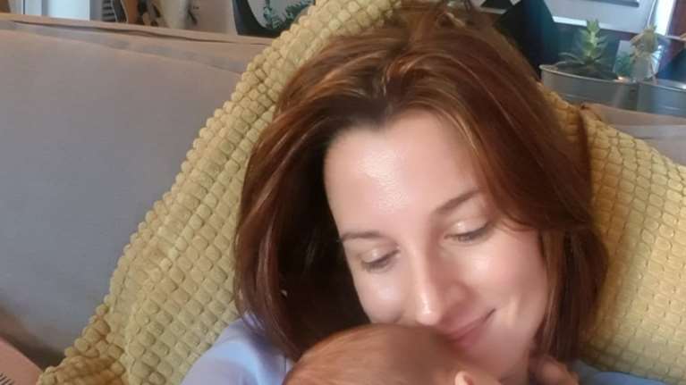 Νίκη Λυμπεράκη: Ο γιος της είναι "γαντζωμένος" στην αγκαλιά της και εκείνη λάμπει από ευτυχία [Εικόνα]