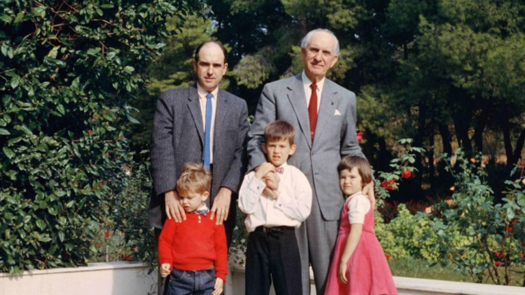 Ανδρέας Παπανδρέου: Η σπάνια φωτογραφία με τον πατέρα του και τα παιδιά του στο Καστρί