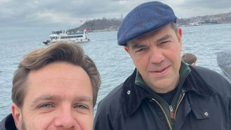 Ο Αλέξης Τσίπρας με τραγιάσκα: Χαλαρός και ευδιάθετος για τριήμερο στην Κωνσταντινούπολη [εικόνες]