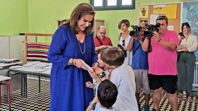 Ντόρα Μπακογιάννη: Η φωτογραφία με τα επτά εγγόνια της σε παραλία της Κρήτης [εικόνα]