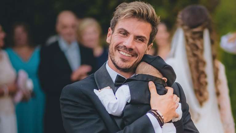 Αχιλλέας Πετρετζίκης: Ποζάρει στους ώμους του πατέρα του με γυαλιά και καπέλο