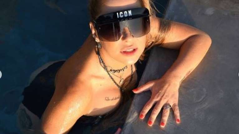 Αγνώριστη η Μελίνα Ασλανίδου: Fashion icon σε πισίνα της Μυκόνου - Το μαύρο ολόσωμο μαγιό και τα statement γυαλιά