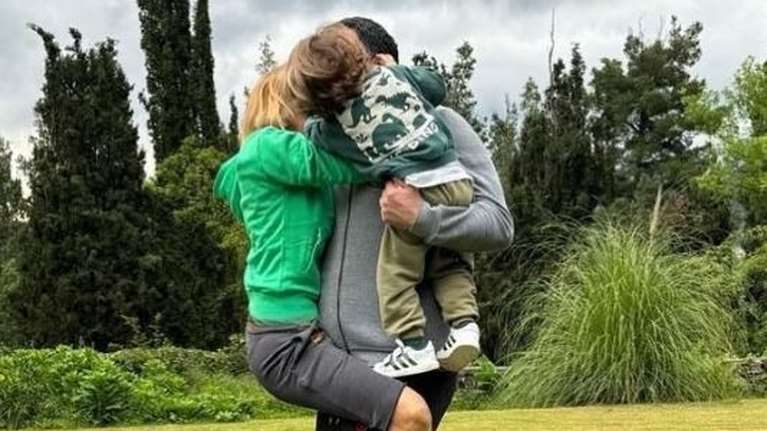 Τζένη Μπαλατσινού - Βασίλης Κικίλιας: Η πιο γλυκιά φωτογραφία με τον γιο τους - Τα παιχνίδια στην εξοχή