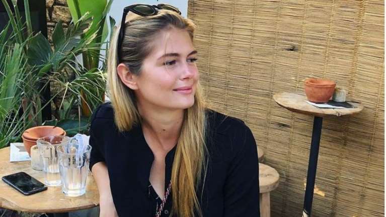 Έτσι ταξιδεύει στο αεροπλάνο η Αμαλία Κωστοπούλου: Ξαπλωμένη με το σκύλο της αγκαλιά