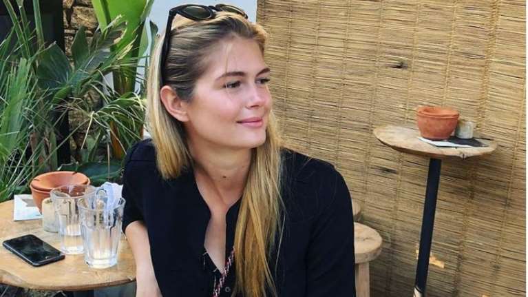 Αμαλία Κωστοπούλου: Ποζάρει με λευκό μπουρνούζι στα λευκά σεντόνια