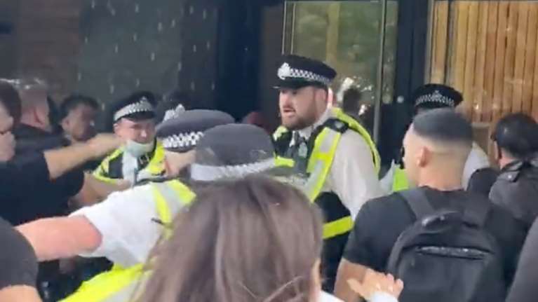 Λονδίνο: Αντιεμβολιαστές επιχείρησαν να εισβάλουν σε στούντιο του BBC [βίντεο]