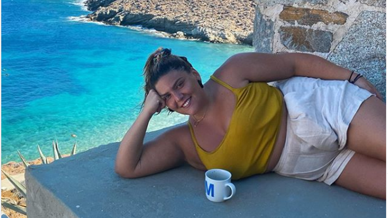 Ακομπλεξάριστη η Δανάη Μπάρκα: Το απίθανο βίντεό της με ολόσωμο μαγιό