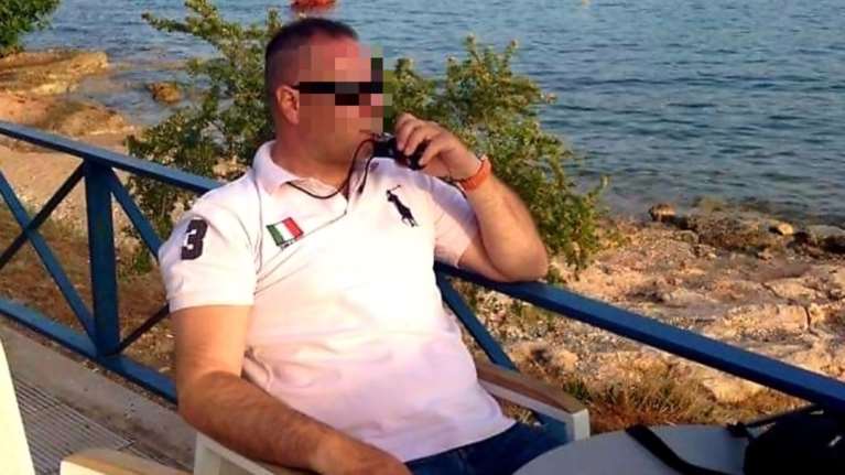 Στη φυλακή ο αστυνομικός της Βουλής - Αρνείται ότι βίαζε τα παιδιά του, ζητά να εξεταστεί από ψυχίατρο η σύζυγός του