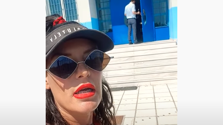 Χαμός με τη Θεσσαλονικιά &quot;παρουσιάστρια&quot;: Πήγε στο σχολείο του γιου της χωρίς μάσκα [Βίντεο]