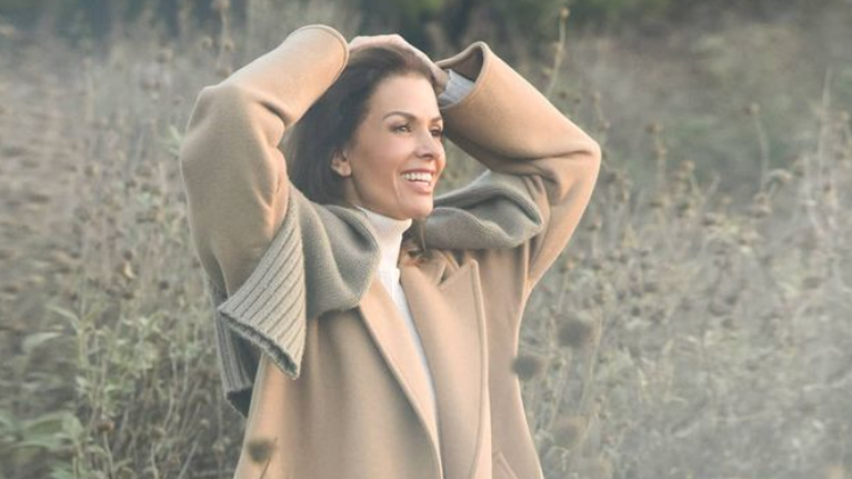 Τζίνα Αλιμόνου: Η αρχοντική τάση που υιοθέτησε συνδυάζοντας γήινα, ήρεμα χρώματα