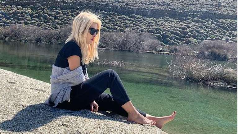 Ελένη Μενεγάκη: Οι απίθανες φωτογραφίες που ανέβασε με τον κύκνο στη θάλασσα [Εικόνες]