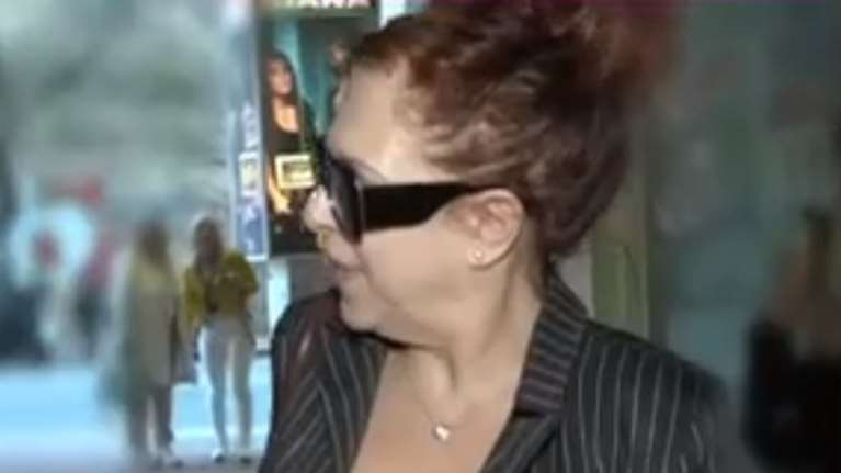 Ενοχλήθηκε η Ελένη Ράντου με τις κάμερες έξω από το θέατρο: "Και γι΄ αυτό το πράγμα φέρατε κάμερα;"