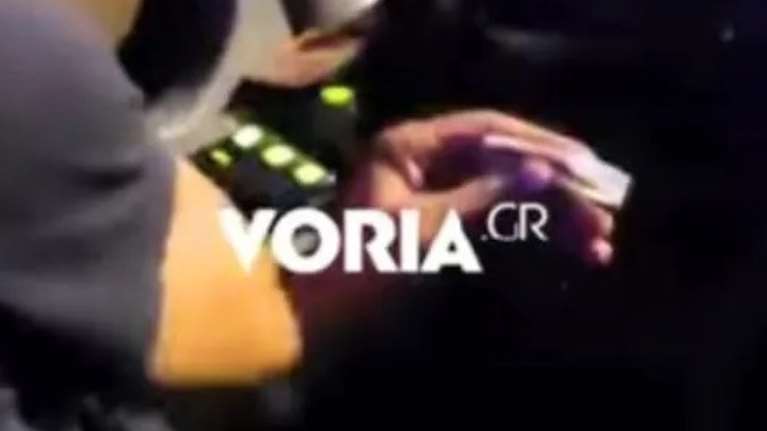 Βίντεο ντοκουμέντο: Οδηγός λεωφορείου στρίβει τσιγάρο, καπνίζει και… σκρολάρει στο κινητό ενώ κρατάει το τιμόνι