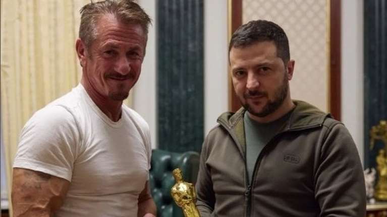 Ουκρανία: Ο Σον Πεν χάρισε ένα από τα Όσκαρ του στον Ζελένσκι - &quot;Θα νιώθω καλύτερα αν είναι εδώ&quot; [εικόνες-βίντεο]