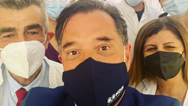 Άδωνις Γεωργιάδης: Έκανε την 4η δόση του εμβολίου για τον κορονοϊό και το δείχνει... [εικόνα]