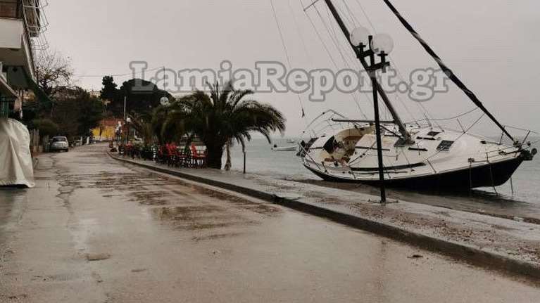 Κακοκαιρία: Σκάφη βγήκαν στη στεριά - Δέντρα έπεσαν από τον αέρα - Νέο έκτακτο δελτίο της ΕΜΥ [εικόνες]