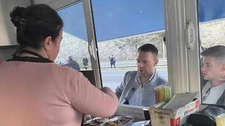 Κοζάνη: &quot;Ο Τάιλερ κάνει φροντιστήριο ελληνικών&quot;, αποκαλύπτει η ιδιοκτήτρια της καντίνας που σέρβιρε το &quot;βρώμικο&quot; [βίντεο]