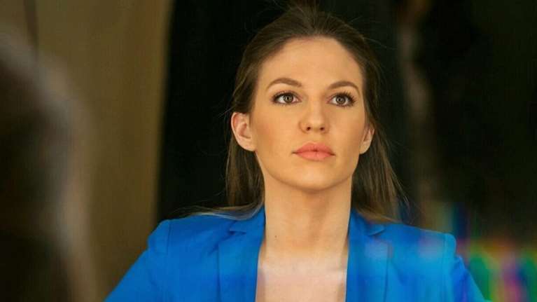 Σοφία Κορμά: Η εντυπωσιακή αρχισμηνίας που θα παρουσιάσει με τον Νίκο Αλιάγα την παρέλαση της 25ης Μαρτίου