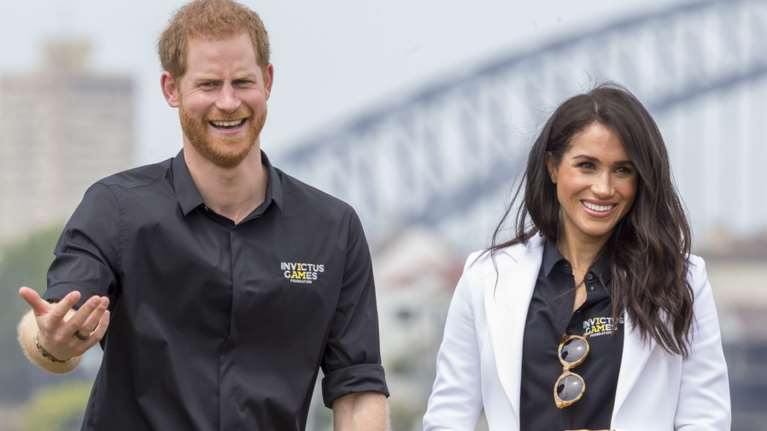 Μέγκαν Μαρκλ: Ανακύκλωσε το απίθανο λευκό μπλέιζερ που είχε ξαναφορέσει όταν ήταν έγκυος