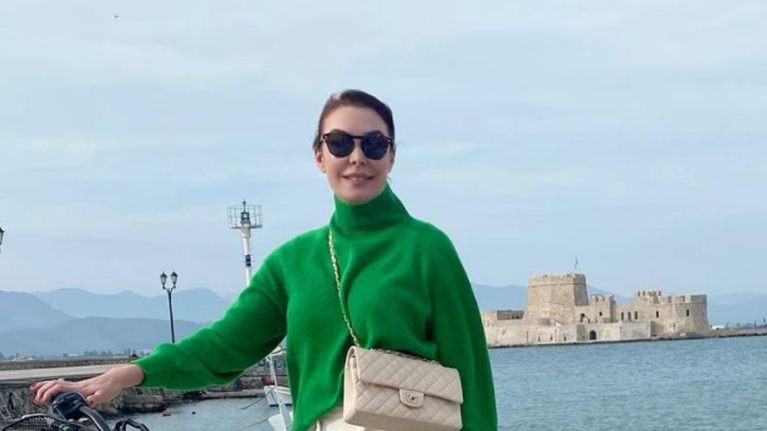 Τατιάνα Στεφανίδου: Βόλτα με το ποδήλατο στο Ναύπλιο - Το άψογο look με κρεμ και πράσινο πουλόβερ