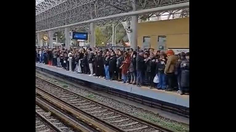 Τέμπη: Το αδιαχώρητο στον ΗΣΑΠ και στο Μετρό - Γεμάτοι οι συρμοί και οι αποβάθρες [βίντεο]