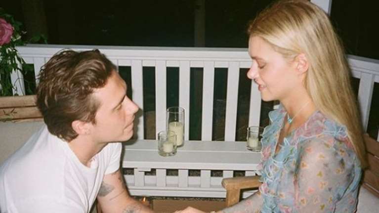 Ο γιος των Μπέκαμ αρραβωνιάστηκε - Η στιγμή που γονατίζει μπροστά στη Νίκολα Πελτζ με το "ταπεινό" δαχτυλίδι των 325.000 ευρώ [Εικόνες]