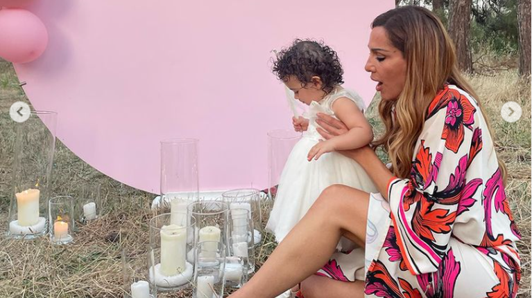 Δέσποινα Βανδή: Έγινε νονά με υπέροχο tropical φόρεμα λίγες ώρες πριν από την ανακοίνωση του διαζυγίου [Εικόνες]