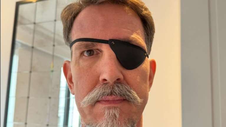 Η Μαρί Σαντάλ φωτογράφισε τον Παύλο με μαύρο κάλυμμα στο μάτι του - Το πρόβλημα υγείας του