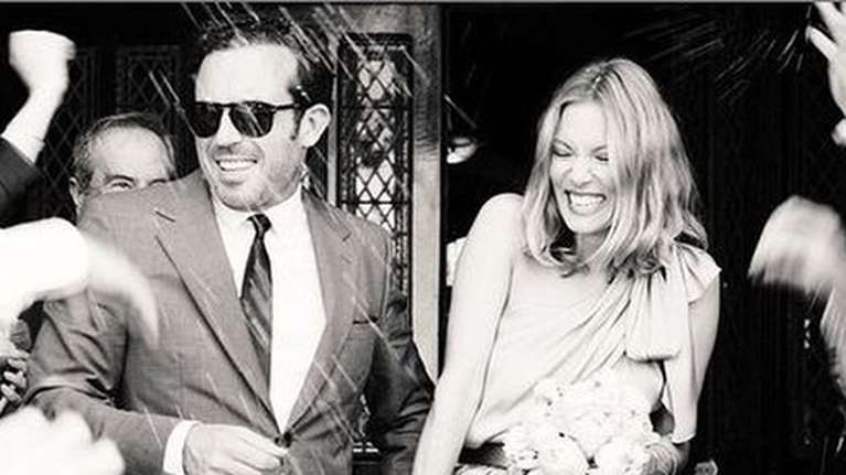 Βίκυ Καγιά: Φωτογραφίζει τον Κάρολο και τη Μπιάνκα με τα μπουρνούζια τους στο Παρίσι